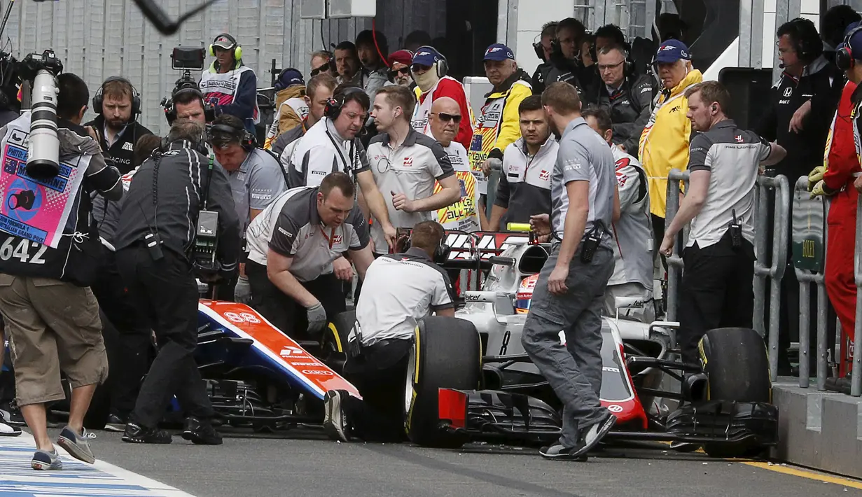 Pebalap Manor Racing asal Indonesia, Rio Haryanto sempat menyenggol pebalap Haas F1, Romain Grosjean, saat keluar dari pit saat memulai latihan bebas ketiga F1 GP Australia, Sabtu (19/3/2016). (Reuters/Brandon Malone)