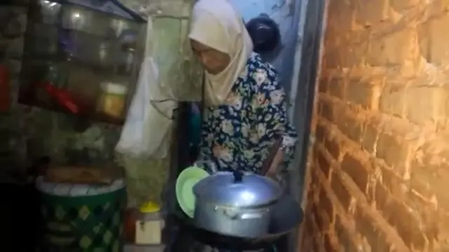 6 Potret Rumah Sederhana Ade Londok, Pria yang Viral Jualan Odading