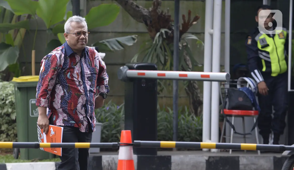 Ketua KPU Pusat, Arief Budiman tiba di Gedung KPK, Jakarta, Selasa (28/1/2020). Arief diperiksa sebagai saksi untuk tersangka Saeful Bahri yang merupakan staf Sekjen PDIP Hasto Kristiyanto terkait kasus dugaan penerimaan hadiah atau janji penetapan anggota DPR 2019-2024. (merdeka.com/Dwi Narwoko)