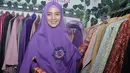 Sering membaca buku agama dan kebiasaan mengenakan jilbab sejak umroh, membuat Nuri Maulida memutuskan untuk mengenakan jilbab. Meski saat itu, pesinetron itu sempat khawatir dengan pekerjaannya didunia entertainment. (Adrian Putra/Bintang.com)
