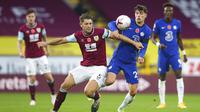 Pemain Chelsea, Kai Havertz, berebut bola dengan pemain Burnley, James Tarkowski, pada laga Liga Inggris di Stadion Turf Moor, Sabtu (31/10/2020). Chelsea menang dengan skor 3-0. (Molly Darlington/Pool via AP)