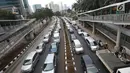 Kendaraan terjebak kemacetan di Jalan HR Rasuna Said, Jakarta, Rabu (6/9). Untuk mengatasi kemacetan, pemerintah mewacanakan pembatasan kendaraan mobil berdasarkan kapasitas mesin (CC kendaraan). (Liputan6.com/Immanuel Antonius)