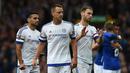 John Terry dan rekannya Branislav Ivanovic dan Falcao hanya melihat pemain Everton merayakan kemenangan pada lanjutan liga Premier Inggris di Stadion Goodison Park, Liverpool. (AFP Photo/Paul Ellis)