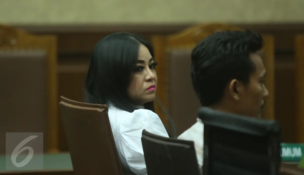 Annisa Bahar menjadi saksi di Sidang kasus penipuan dengan tersangka Sandy Tumiwa, Jakarta, Selasa (1/3/2016). Annisa Bahar menjadi satu diantara 10 saksi lainya yang dihadirkan Jaksa Penuntut Umum (JPU). (Liputan6.com/Herman Zakharia)
