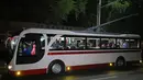 Pemimpin Korea Utara Kim Jong-Un duduk di dalam bus saat menjajal bus jenis baru yang diproduksi selama kunjungan ke pabrik bus di Pyongyang, (4/8). Dalam kunjungannya Kim Jong-un juga menyempatkan diri untuk melakukan 'test-drive'. (AFP Photo/KCNA)