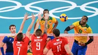 Pemain Brasil Yoandy Leal Hidalgo melakukan spike dalam pertandingan melawan  ROC (Komite Olimpiade Rusia) pada semifinal bola voli Olimpiade Tokyo 2020 di Ariake Arena, Tokyo, Jepang, Kamis, 5 Agustus 2021. (YURI CORTEZ / AFP)