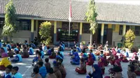 Guru dan pelajar SDN 01 Tegal Rejo kecamatan Mayang Kabupaten Jember Jawa Timur gelar doa bersama untuk BJ Habibie (Foto: Liputan6.com/Dian Kurniawan)