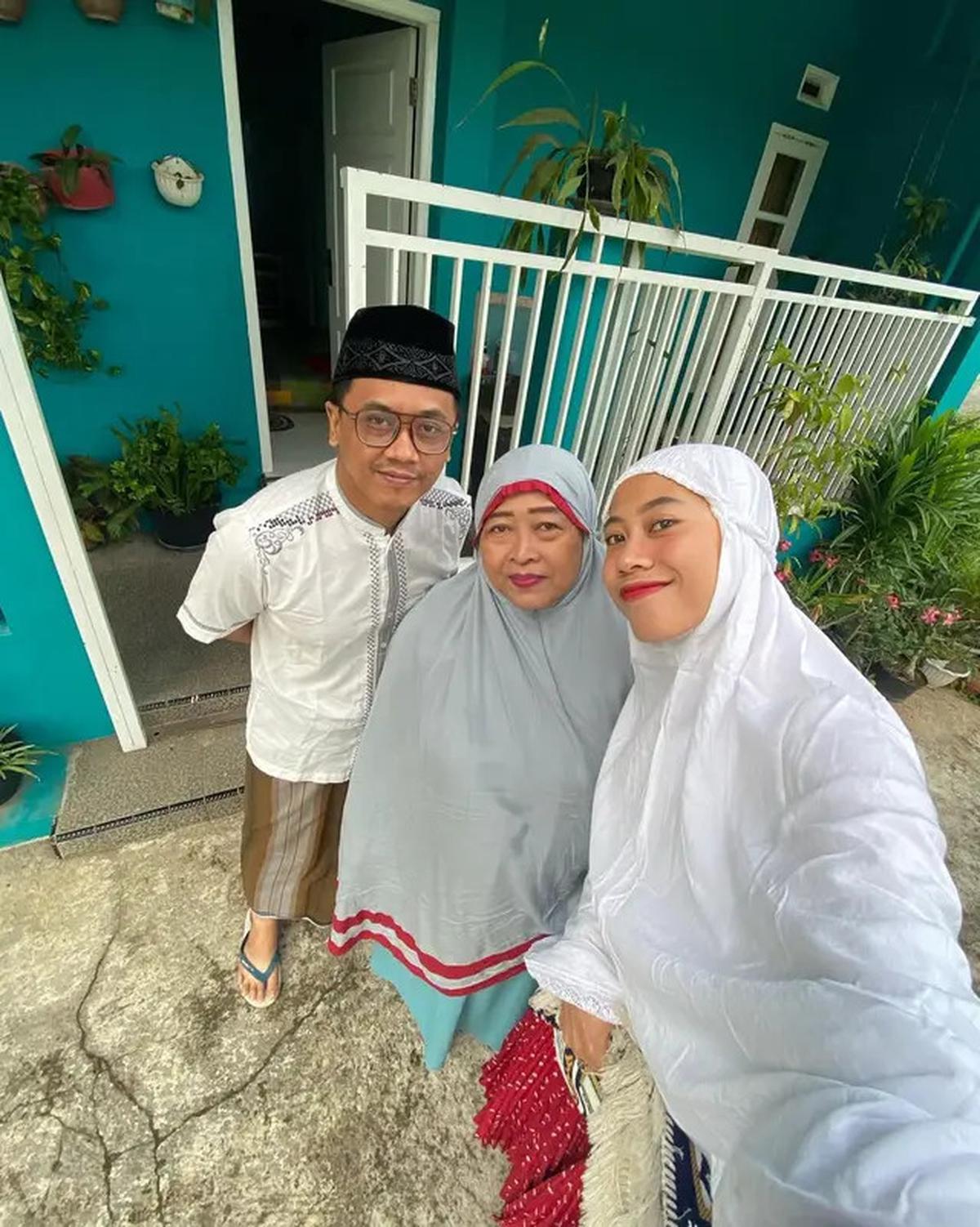 7 Potret Megawati Hangestri Bersama Keluarga di Jember, Pilih Jaga Ibu