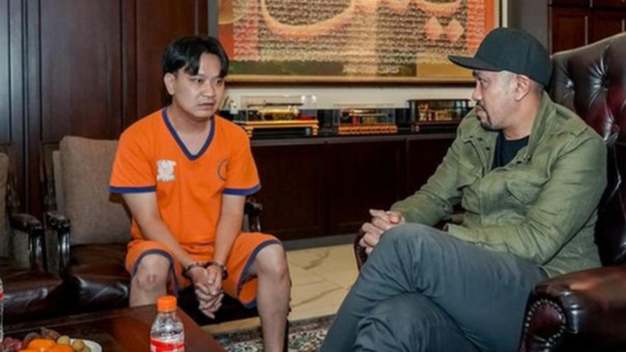 Berbaju Tahanan dengan Tangan Diborgol, Ini Momen Ivan Sugiamto Bertemu Sahroni