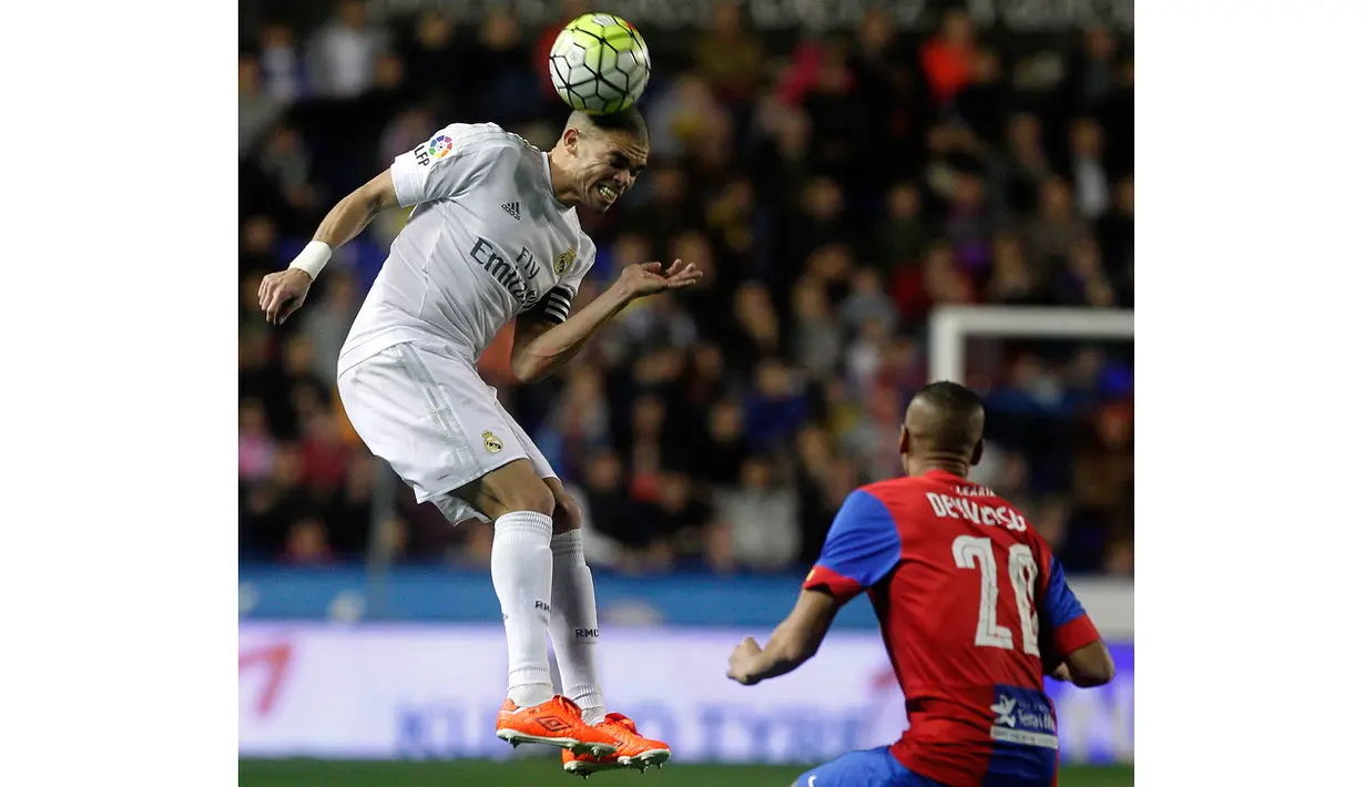 Pemain Real Madrid, Pepe (kiri) menghalau bola dari kejaran pemain Levante pada laga lanjutan La Liga Spanyol, di Stadion Ciutat de Valencia, Kamis (3/3/2016) dini hari WIB. ( AFP/Jose Jordan)