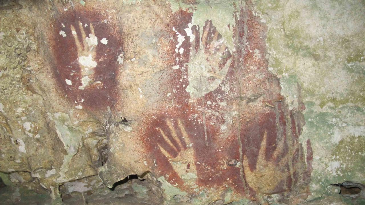 FOTO: Jejak Tangan Prasejarah di Pulau Muna Diakui sebagai Lukisan Gua Tertua di Dunia