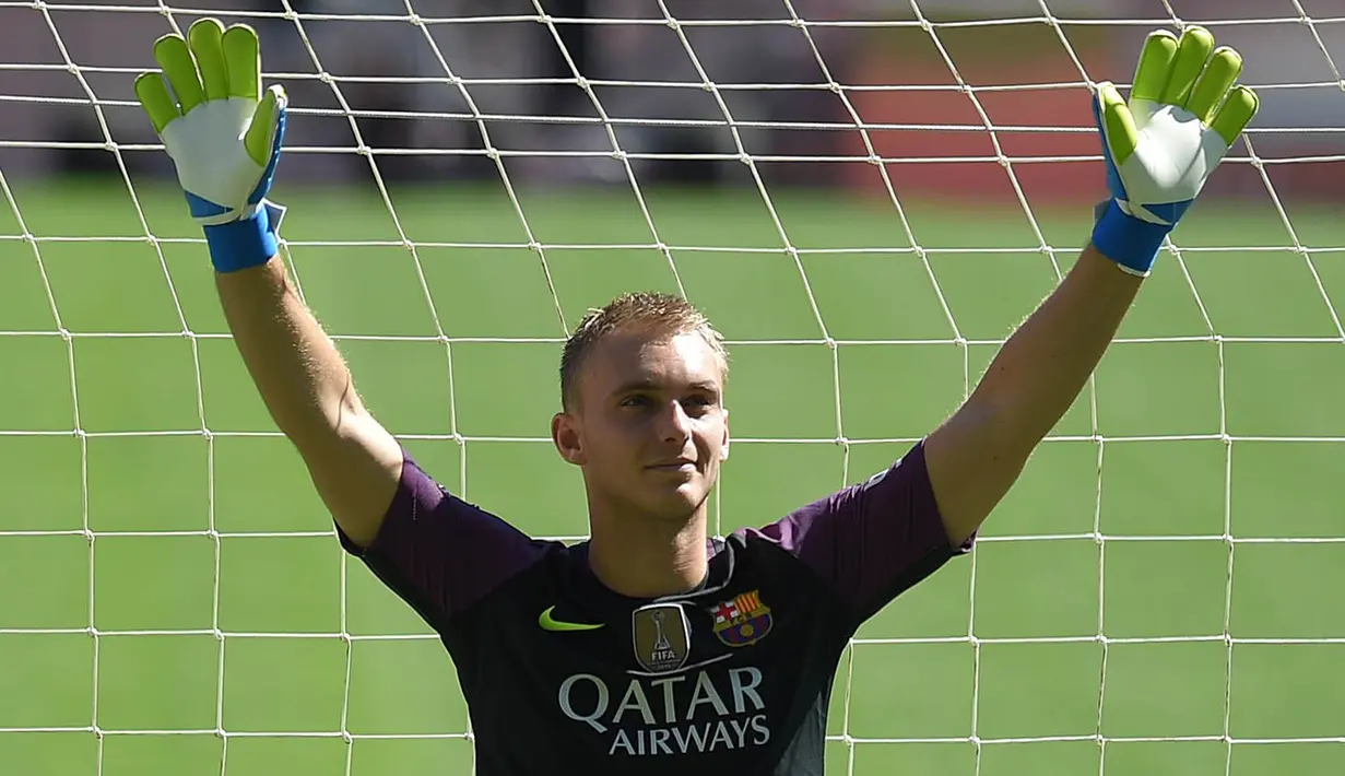 6. Jasper Cillessen, kepergian Claudio Bravo membuat Barcelona mendatangkan penjaga gawang timnas Belanda tersebut. Kiper 27 tahun ini diyakini bisa bersaing dengan Marc-Andre Ter Stegen untuk jadi pilihan pertama. (AFP/Lluis Gene)