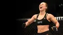Ronda Rousey merayakan kemenangan atas Cat Zingano di kelas bantam UFC dalam UFC 184 event di Staples Center, Los Angeles, AS. 28/2/2015). (Harry How/Getty Images/AFP)