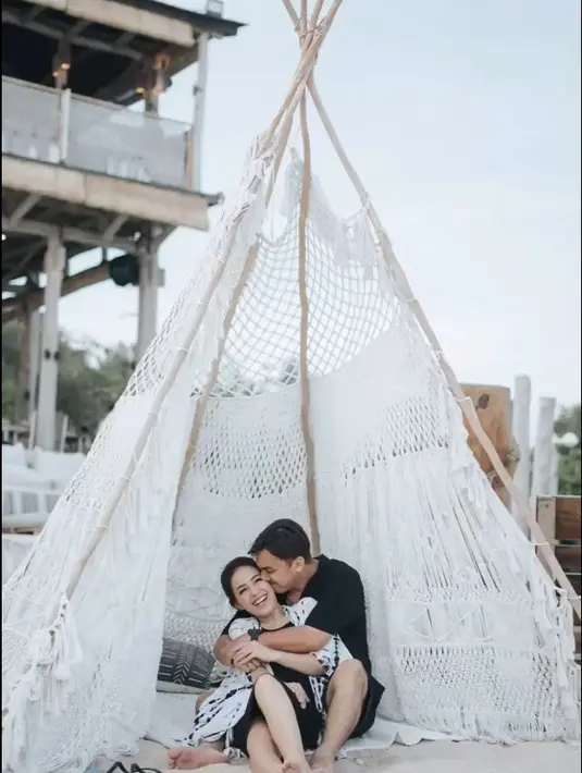 Setelah badai besar dalam rumah tangganya dan memutuskan rujuk, mereka sudah menjalani pengukuhan pernikahan pada pertengahan September tahun ini. Pengukuhan dipandu oleh Gideon Simanjutak di Gereja Tiberias Indonesia. [Instagram/ladynayoan]