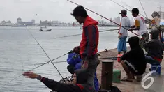 Memancing menjadi hobi sebagian warga Jakarta dan sekitarnya, Pelabuhan Muara Baru, Jakarta, Minggu (11/1/2015). (Liputan6.com/Faizal Fanani)
