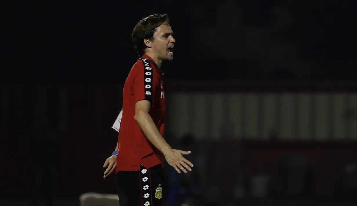 Pelatih Bhayangkara FC, Paul Munster, memberikan arahan kepada pemainnya saat melawan Tira Persikabo pada laga Shopee Liga 1 di Stadion PTIK, Jakarta, Sabtu (19/10). Bhayangkara menang 2-0 atas Tira Persikabo. (Bola.com/Yoppy Renato)