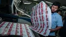 Pekerja mengecek kertas surat suara Kedua Pilkada DKI 2017 di Percetakan PT. Gramedia Printing, Cikarang, Jawa Barat, Kamis (23/3). Kertas surat suara untuk Pelgub DKI Jakarta hari ini mulai dicetak. (Liputan6.com/Gempur M Surya)