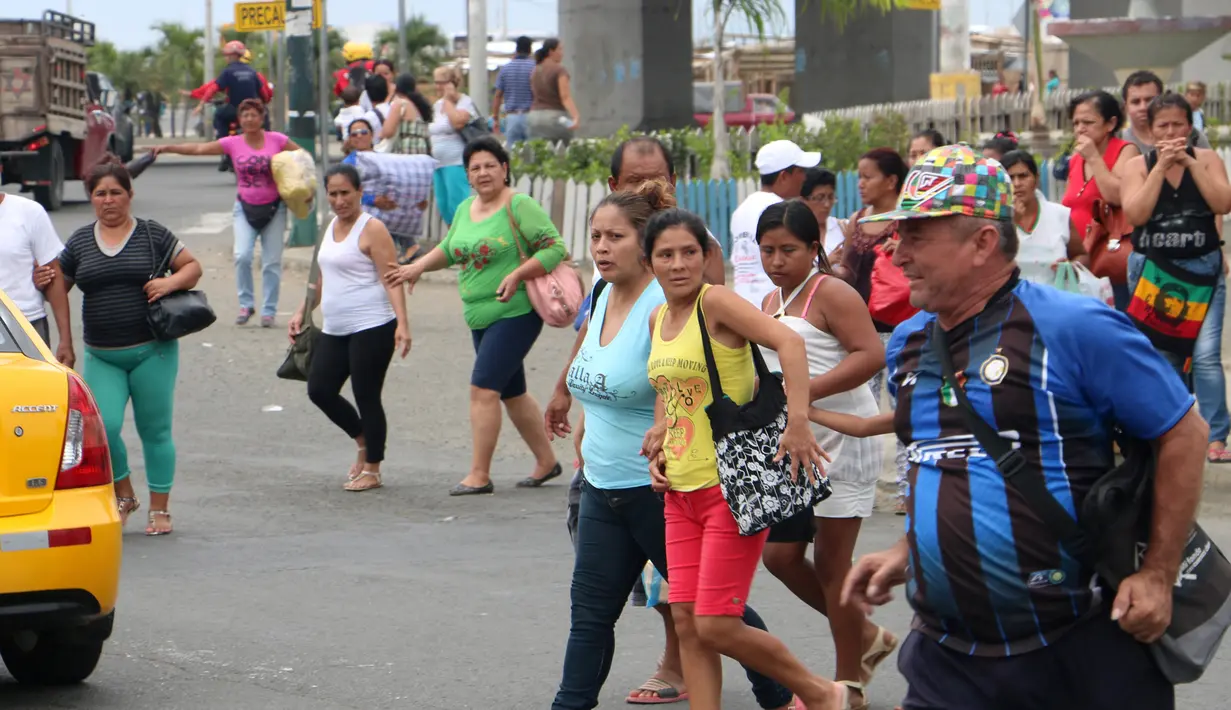 Kepanikan sejumlah warga saat gempa 6,8 SR mengguncang Pantai Utara Ekuador, Rabu (18/5). Gempa susulan berkekuatan 6,8 SR itu menewaskan satu orang dan melukai 85 orang, kata Presiden Ekuador Rafael Correa. (REUTERS/Patricio Ramos)