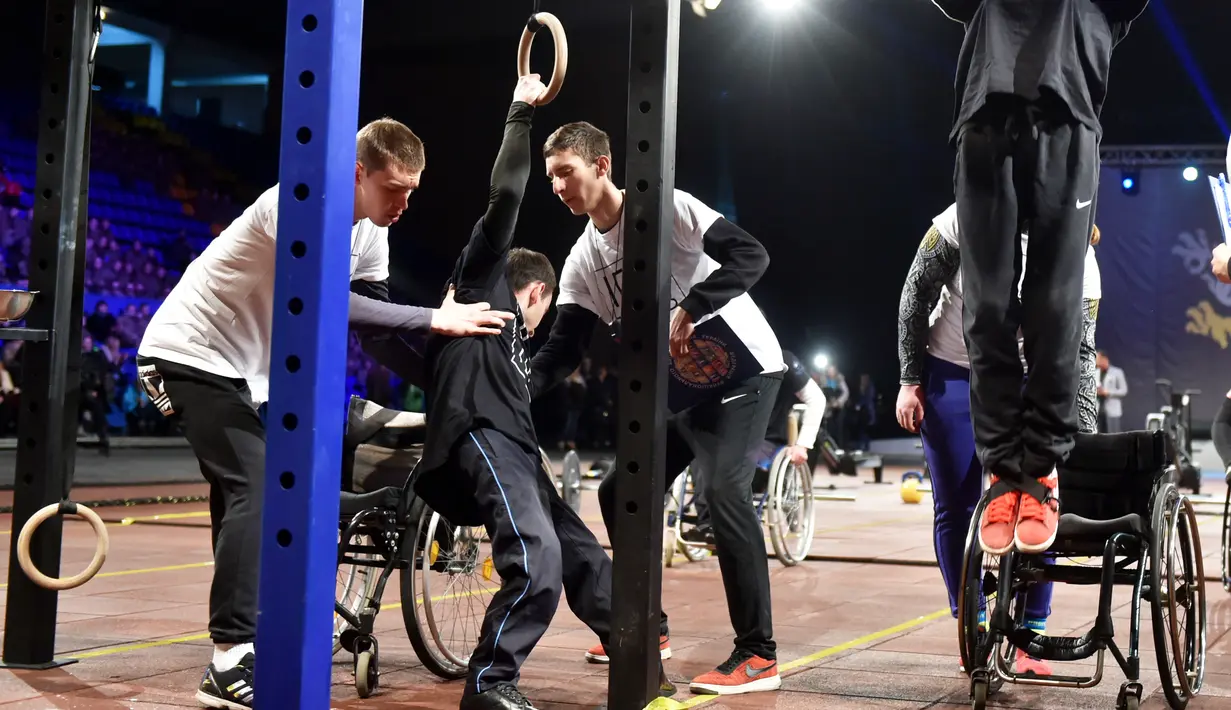 Para peserta mengikuti kompetisi final CrossFit "Game of Heroes" di Kiev, Ukraina (24/12). Kompetisi ini diikuti oleh lima belas tentara Ukraina yang cacat akibat pertempuran dengan pihak separatis pro Rusia. (AFP/Sergei Supinsky)