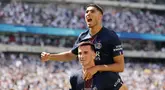 Pemain PSG Fabian Ruiz dan Achraf Hakimi merayakan gol ke gawang Real Madrid pada laga semifinal Piala Dunia Antarklub 2025 yang berlangsung di MetLife Stadium, Kamis (10/7) dini hari WIB. (AP Photo/Adam Hunger)