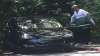 Brad Pitt Pakai Sedan Listrik Tesla Saat Kencan