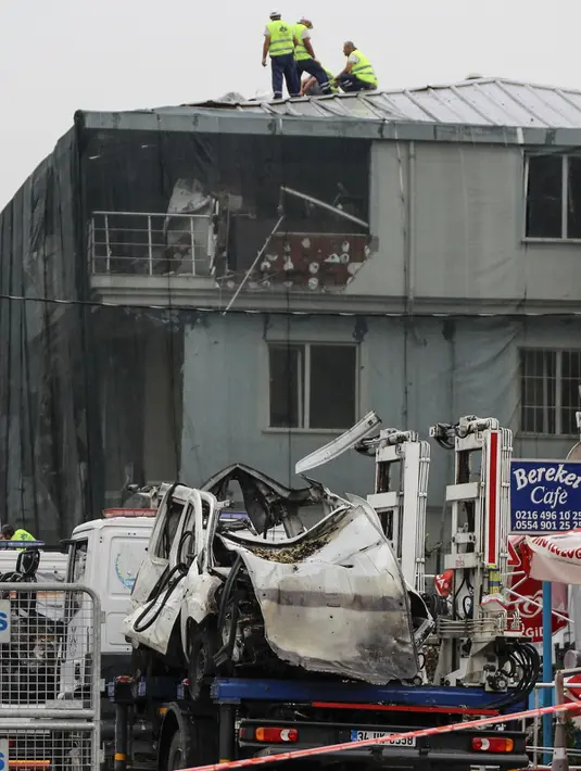 Petugas memeriksa kantor polisi usai diserang bom, Istanbul, Turki, Senin (10/8/2015). Sebuah truk bermuatan bahan peledak membombardir kantor polisi yang melukai tiga anggota dan tujuh warga sipil. (REUTERS/Huseyin Aldemir)