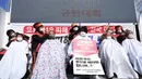 Pemilik usaha kecil dicukur rambutnya saat unjuk rasa menentang aturan jarak sosial pemerintah di dekat Kompleks Pemerintah di Seoul, Korea Selatan, Selasa (15/2/2022). Korea Selatan melaporkan jumlah kematian COVID-19 tertinggi dalam sebulan Selasa (15/2). (AP Photo/Ahn Young-joon)