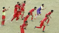Pemain UMM Malang melakukan selebrasi usai menaklukkan Unitomo Surabaya pada laga Torabika Campus Cup 2017 di Stadion Universitas Negeri Malang, Rabu, (01/11/2017). UMM menang adu penalti 4-3 atas Unitomo. (Bola.com/M Iqbal Ichsan)