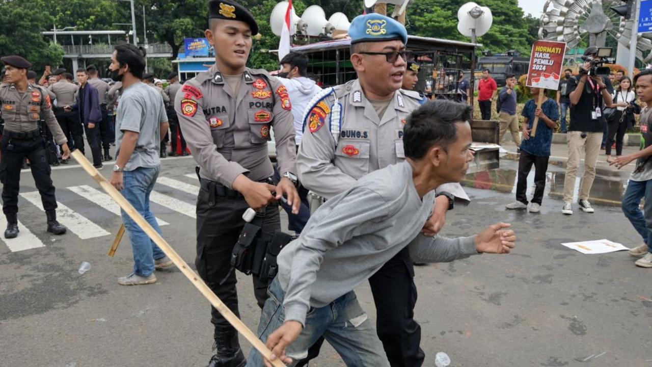 Kericuhan terjadi saat kelompok pengunjuk rasa yang berbeda tuntutan terkait hasil Pemilu 2024 menggelar aksi demo di kawasan Patung Kuda, dekat Monas, Jakarta, Rabu (27/3/2024). Demo tersebut dilakukan saat Mahkamah Konstitusi (MK) menggelar sidang perda