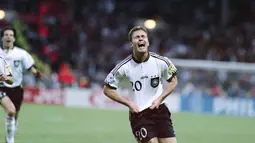Pada final Euro 1996 di Wembley Stadium, London, Timnas Jerman tampil sebagai juara setelah mengalahkan Republik Ceska dengan skor 2-1 lewat babak perpanjangan waktu yang menerapkan aturan golden goal. Sempat tertinggal satu gol lewat Patrik Berger pada menit ke-59, Jerman sukses melakukan comeback dengan mencetak dua gol lewat Oliver Bierhoff (73') dan (95') yang baru dimasukkan pada menit ke-69 menggantikan Mehmet Scholl. (AFP/Boris Horvat)
