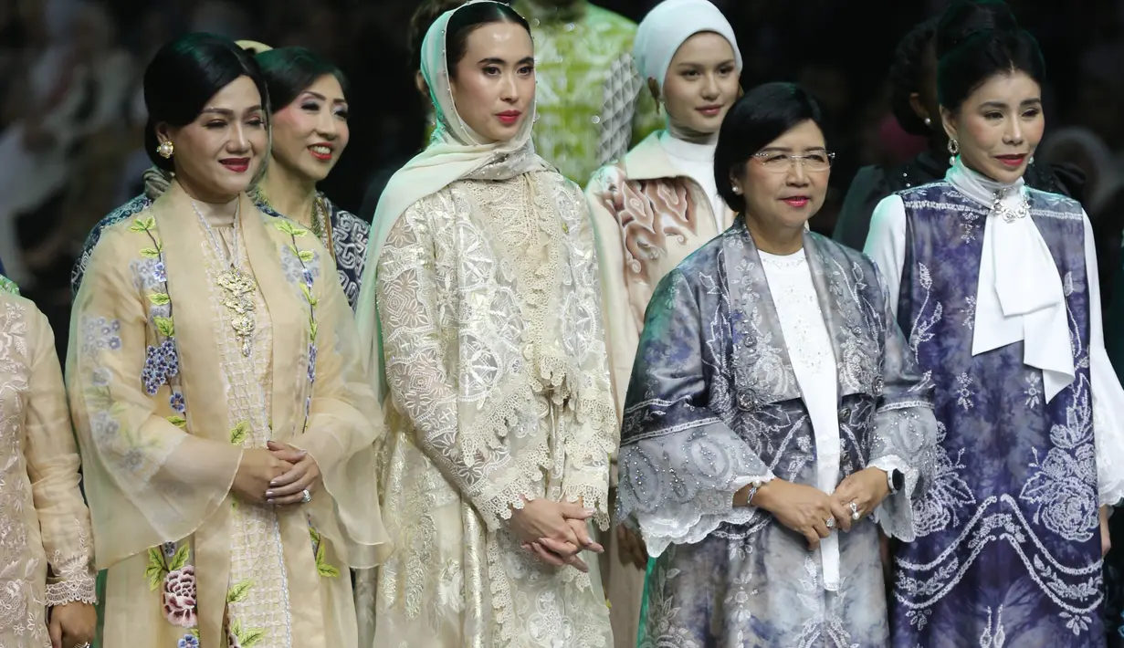 Lengkapi busananya, Widi Wardhana kenakan heels lancip emas metalik denagan aksesori emas