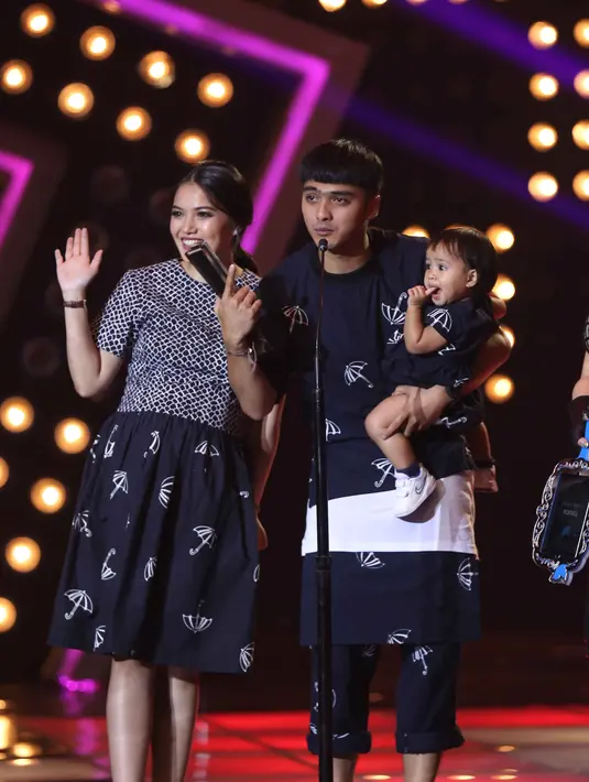 Menghadiri gelaran Infotainment Awards 2016, Ricky Harun bersama istri, Herfiza Novianti dan buah hati mereka Mikaila Akyza Pratama tampil kompak dengan baju bermotif seragam yaitu motif paying. (Nurwahyunan/Bintang.com)