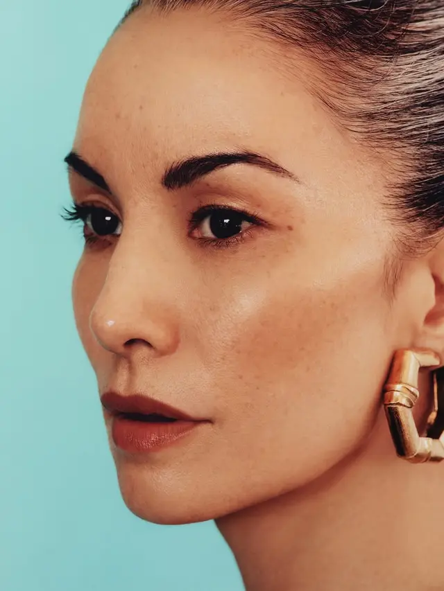 Tampilan Sleek Nadya Hutagalung di Majalah Vogue Filipina, Pamerkan Wajah Flawless di Usia 50 Tahun