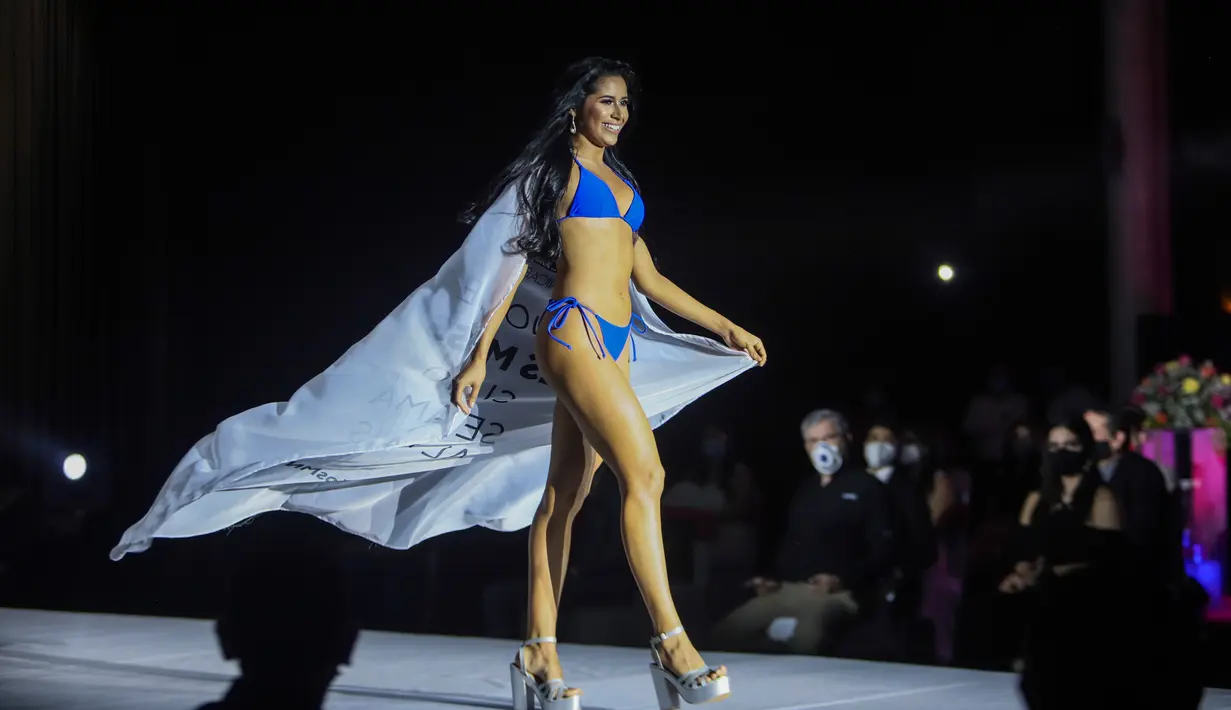 Finalis dari Leon, Jennifer Caseres berjalan di catwalk selama kontes Miss Nikaragua 2020 di tengah pandemi Covid-9 di Managua, 8 Agustus 2020. Acara tersebut berlangsung dengan tetap menerapkan protokol jarak sosial itu dihadiri 85 orang dari kru produksi. (AP Photo/Alfredo Zuniga)