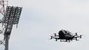 Drone EHang 216 saat uji terbang di Wina, Austria, Kamis (4/4). Taksi terbang dengan berat 340 kg ini memiliki 16 baling-baling. (REUTERS/Leonhard Foeger)