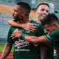 Paulo Victor merayakan gol kemenangan Persebaya ke gawang Bhayangkara FC bersama Ze Valente dan Ahmad Nufiandani. (Wahyu Pratama/Bola.com)