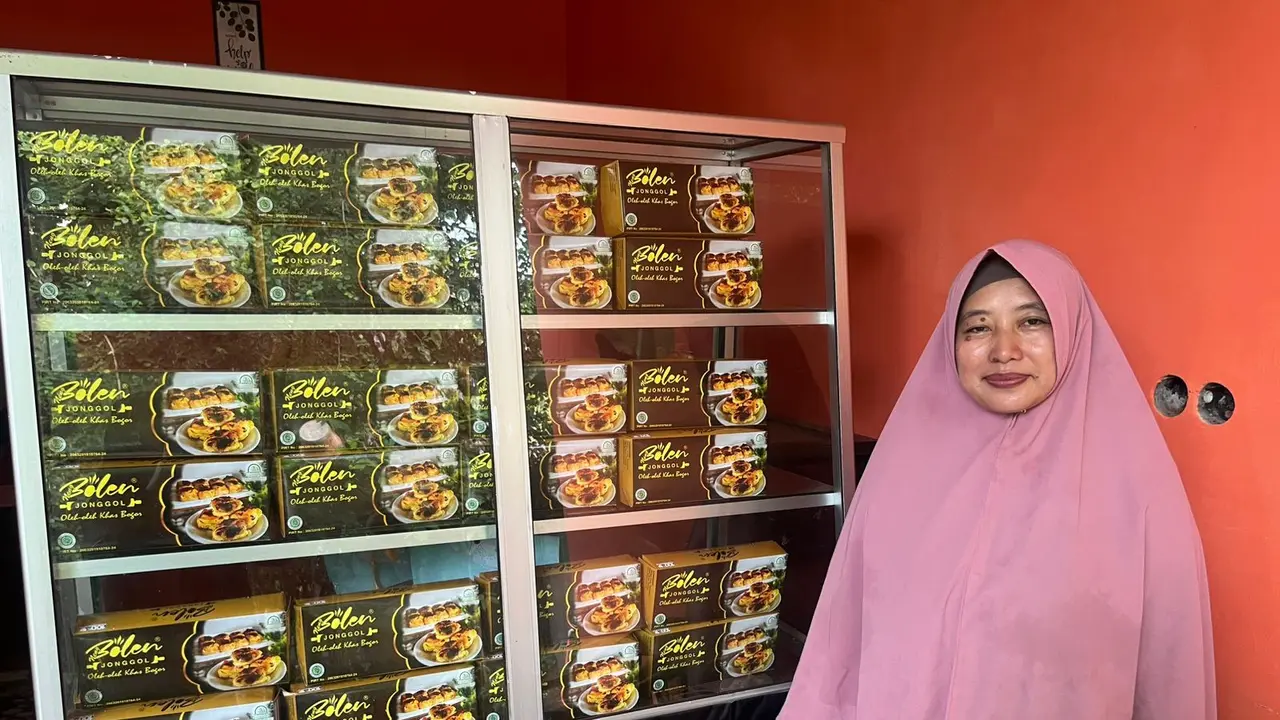 Neneng Nurhayati Jamilah (46), Pemilik Usaha Bolen Jonggol