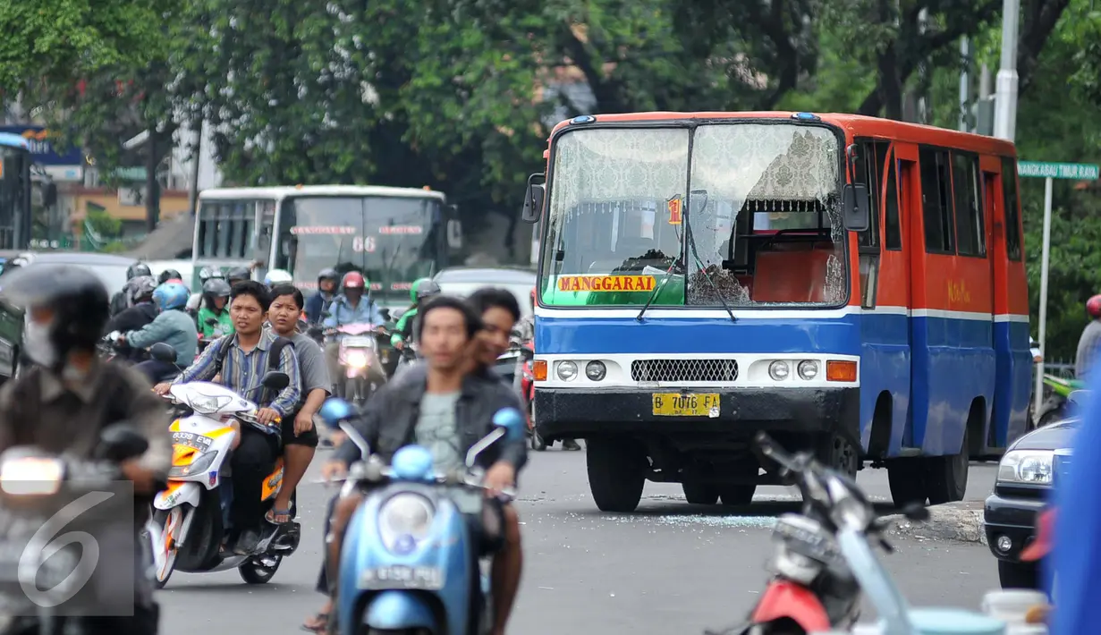 Kondisi Metromini 17 jurusan Pasar Senen - Manggarai yang mengalami rusak pada bagian depan, Jakarta, Selasa (19/4). Belum diketahui maksud dari pengerusakan tersebut. (Liputan6.com/Gempur M Surya)
