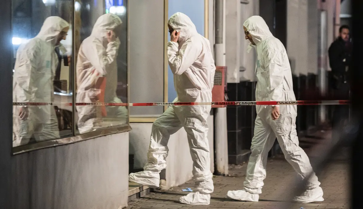 Tim forensik memasuki gedung di tempat kejadian setelah penembakan di pusat Hanau, Jerman, Kamis (20/2/2020). Penembakan dilakukan pelaku dari dalam mobil yang bergerak itu menewaskan delapan orang dan menyebabkan lima orang lainnya terluka.  (AP Photo/Michael Probst)