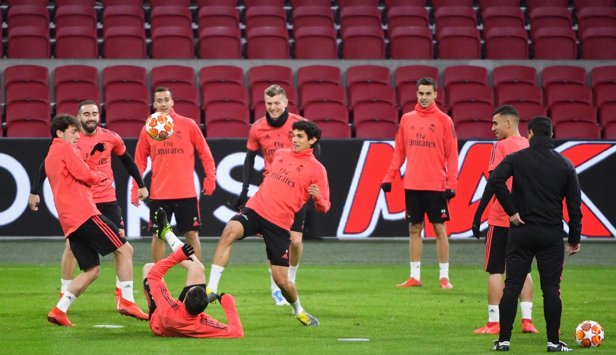 Para pemain Real Madrid melakukan latihan jelang laga Liga Champions 2019 di Johan Cruijff Arena, Selasa (12/2). Real Madrid akan berhadapan dengan Ajax Amsterdam. (AFP/Emmanuel Dunand)
