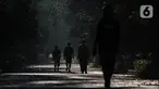Warga berolahraga dan berjalan kaki di sisi jalan Kanal Banjir Timur (KBT) pada hari pertama puasa Ramadhan 1445 Hijriah, Jakarta, Selasa (12/3/2024). (merdeka.com/Imam Buhori)