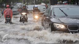 Kendaraan motor menerobos banjir di kawasan Kemang, Jakarta Selatan, Rabu (26/4). Akibat hujan deras, kawasan di Jalan Kemang kembali tergenang air. (Liputan6.com/Yoppy Renato)