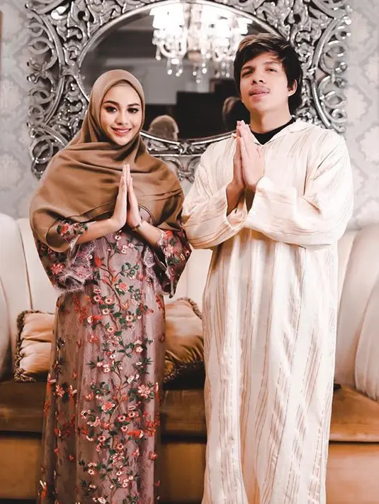 “Kan ada ya berhubungan sama orang bisa bikin positif dan negatif. Nah, dia bikin aku semakin positif dan sebaliknya, alhamdulillah. Semenjak sama dia ya banyak pelajaran yang diberikan ke aku,” lanjut Aurel. (Instagram/aurelie.hermansyah)