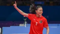 Atlet sepak takraw putri Indonesia, Kusnelia, melakukan selebrasi saat menghadapi Vietnam pada Asian Games 2022, Rabu (4/10/2023) siang WIB. (NOC. Indonesia)