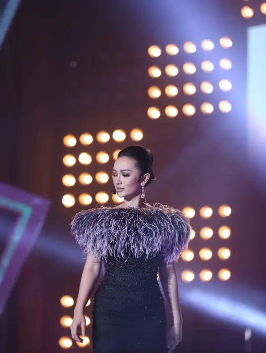 Baju yang ketat dan kesempitan, membuat resleting bagian belakang melorot. (Nurwahyunan/Bintang.com)