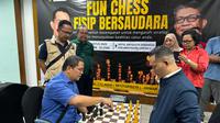 Calon Ketua Umum Ikatan Alumni (ILUNI) Universitas Indonesia, Boni Hargens (kanan) menggelar 'FUN Chess FISIP UI Bersaudara' (Istimewa)