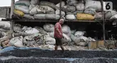 Pekerja mengeringkan abon sampah plastik di industri rumahan di Desa Jatirahayu, Bekasi, Jawa Barat, Kamis (9 November 2023).  (merdeka.com/Imam Buhori)