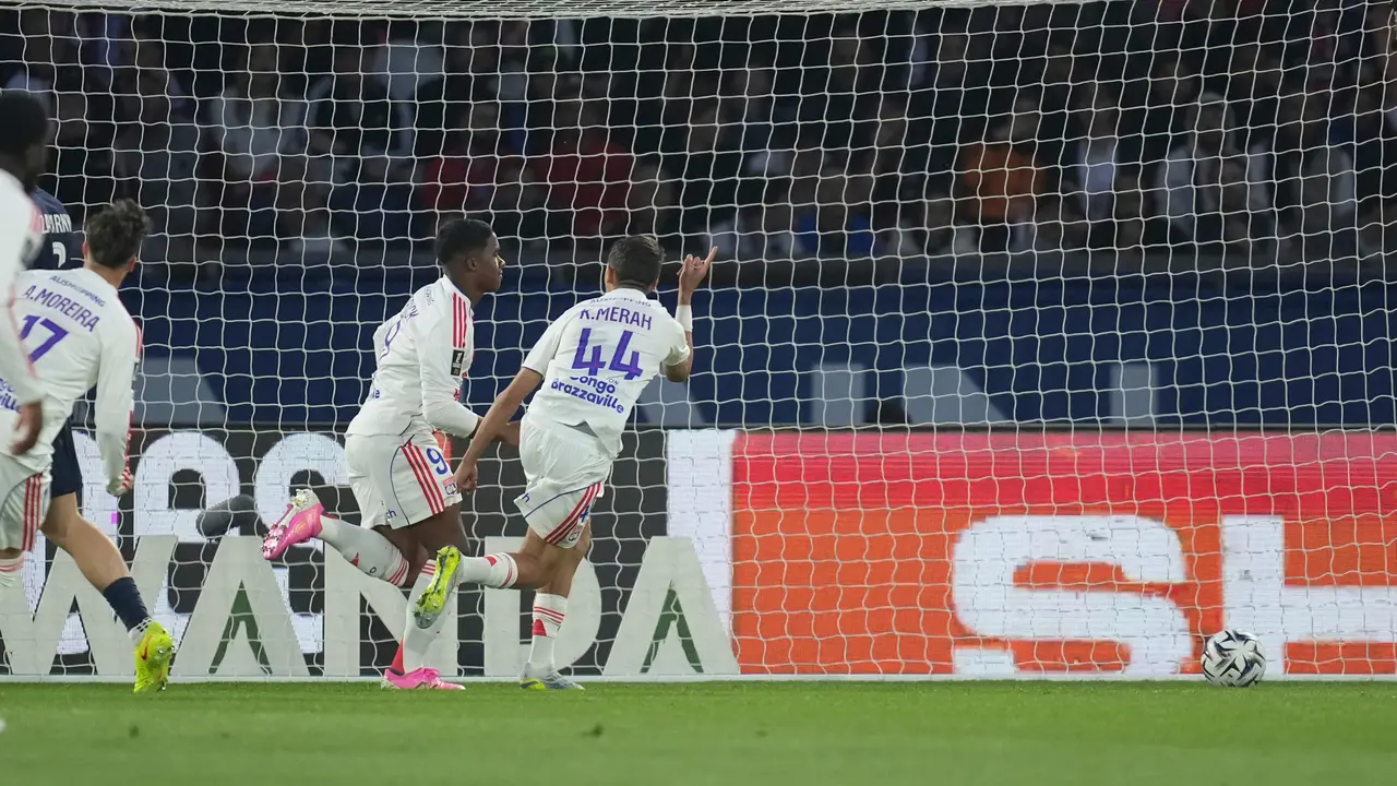 Selebrasi Endrick (kedua dari kanan) di laga PSG vs Lyon di pekan ke-30 Ligue 1 di Parc des Princes, Senin (20/4/2026).