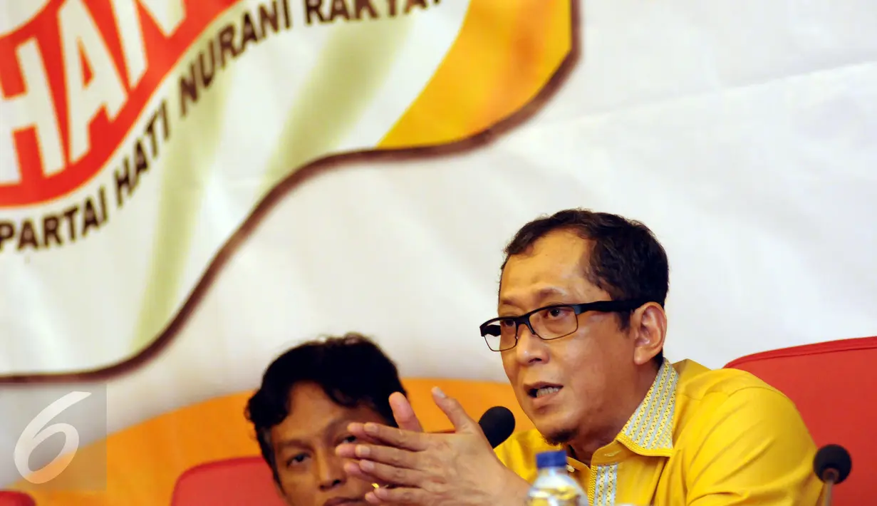 Ketua Tim Pilkada Pusat Partai Hanura, Erik Satrya Wardhana (kanan) memberikan keterangan terkait Pilkada 2017 di Jakarta, Selasa (29/3). Menurut Erik, Partai Hanura berkepentingan meningkatkan kualitas calon pemimpin. (Liputan6.com/Helmi Fithriansyah)