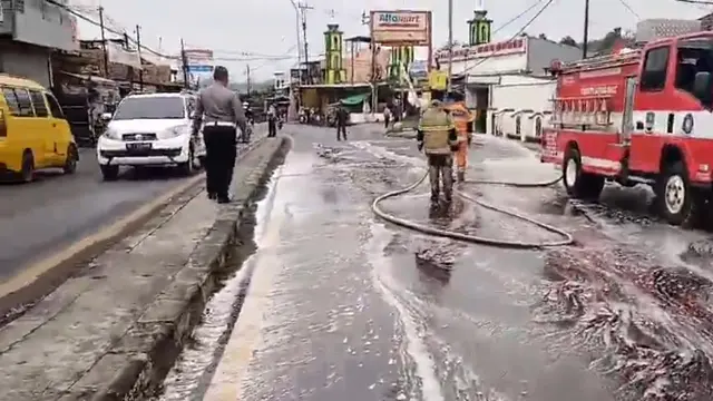 Cairan Kimia Tumpah di Jalan Padalarang